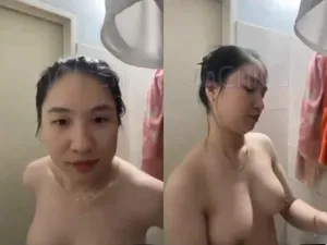 Gái vú ngon, vừa call với người tình vừa tắm