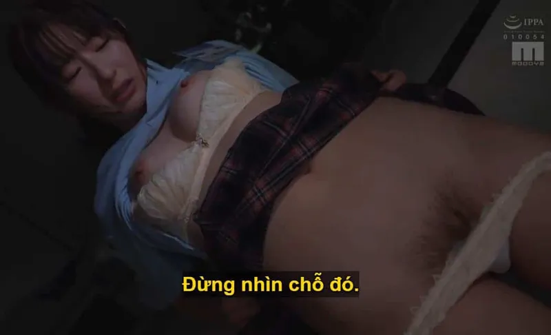Ông sếp lập mưu đụ con nhỏ nhân viên kiêu kỳ lười nhác, suốt ngày chỉ chăm chăm chat chit cùng trai.